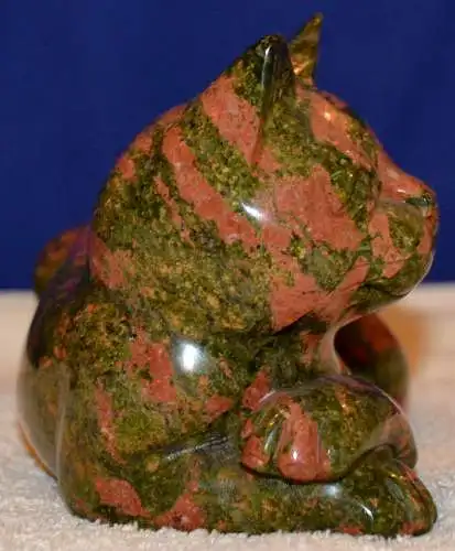 Katze,Steinfigur,rötlich-grüner Stein,wohl Asien,Mitte 20. Jhdt.