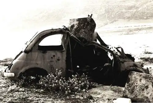 Fotografie,Anna Elise Favero,Rom,1990,Wrack eines Fiat Cinquecento