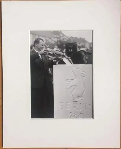 Original-Photographie Bürgermeister Willy Brandt im Passepartout