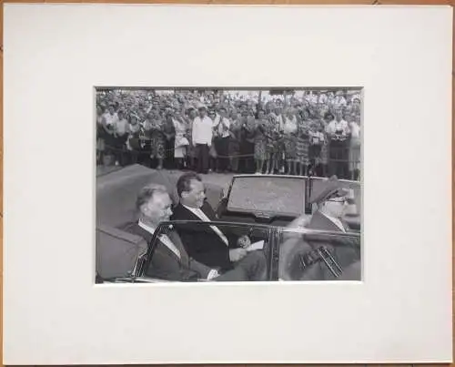 Original-Photographie Bürgermeister Willy Brandt im Passepartout