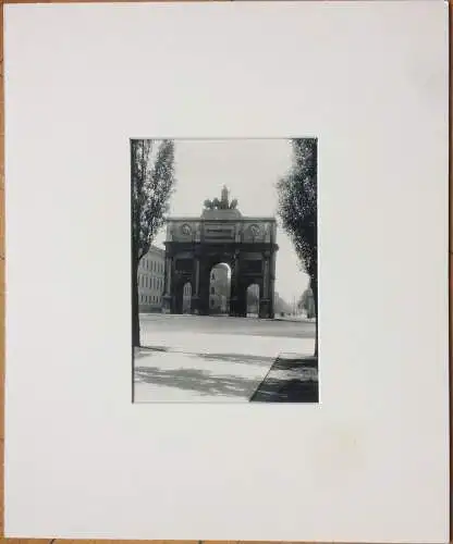 Original-Photographie Siegestor in München im Passepartout