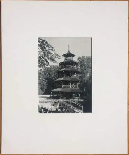 Original-Photographie Chinesischer Turm in München im Passepartout