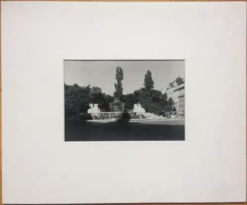Original-Photographie Wittelsbacher Brunnen in München im Passepartout