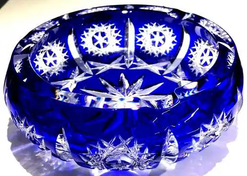 Geschliffener azurblauer Aschenbecher d. Firma„Schönborn“,Überfangglas, Kristall