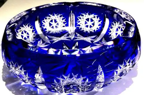 Geschliffener azurblauer Aschenbecher d. Firma„Schönborn“,Überfangglas, Kristall