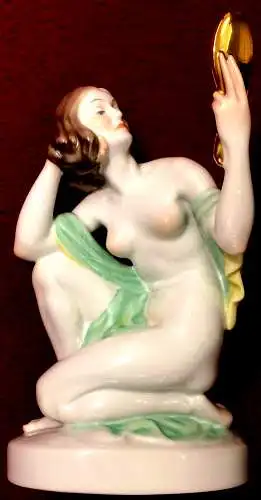 Porzellanfigur Kniender weiblicher Akt mit Spiegel von István Szilágyi Nagy