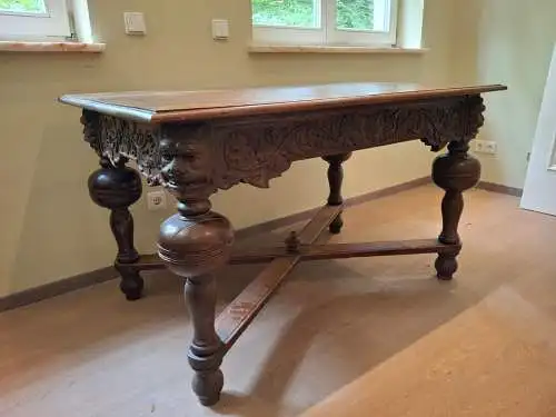 Tisch im Renaissance-Stil, wohl Eiche ,aufwendig geschnitzter Dekor
