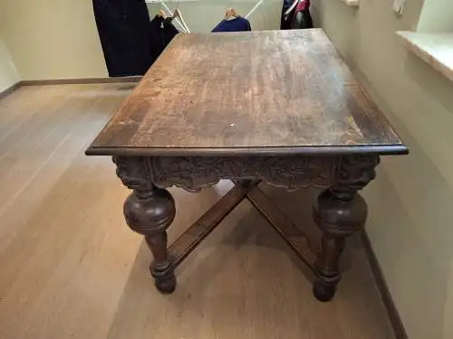 Tisch im Renaissance-Stil, wohl Eiche ,aufwendig geschnitzter Dekor