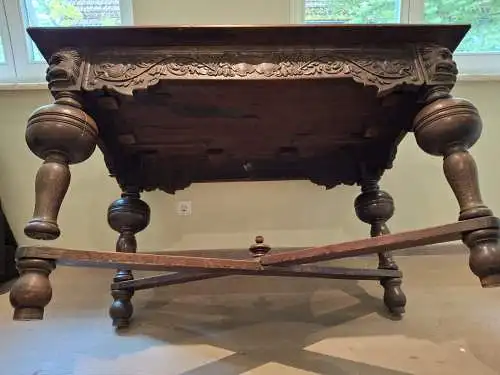 Tisch im Renaissance-Stil, wohl Eiche ,aufwendig geschnitzter Dekor