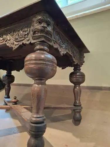 Tisch im Renaissance-Stil, wohl Eiche ,aufwendig geschnitzter Dekor