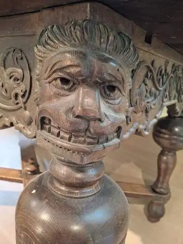Tisch im Renaissance-Stil, wohl Eiche ,aufwendig geschnitzter Dekor