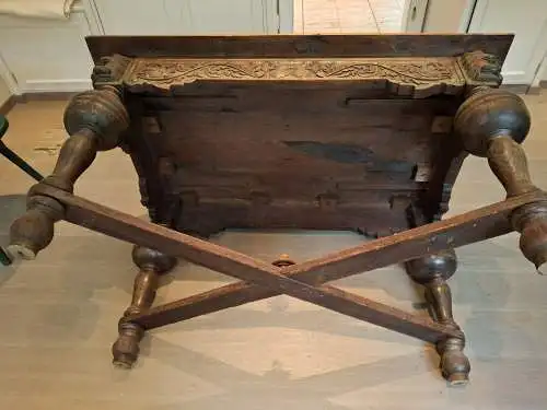 Tisch im Renaissance-Stil, wohl Eiche ,aufwendig geschnitzter Dekor