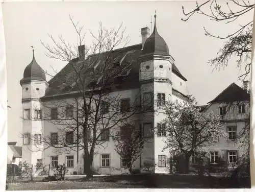 Heidrun Reindl: 2 Photos„Schloß Ast b.Landshut“, 1967, Ein Foto Schloß Kronwinkl