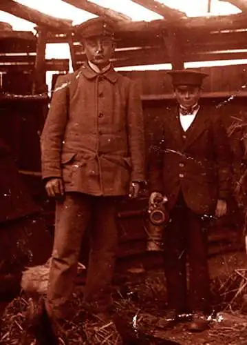 Fotografie, s/w,Landwirtschaft,Bauern im Stadel mit Hühnern,Oldenburg  1920