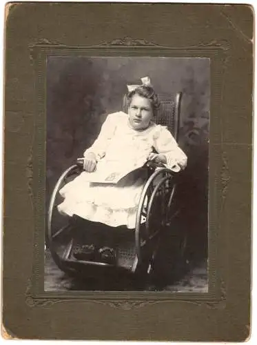 Alte Photographie Junge Frau im Rollstuhl, ca. 1900