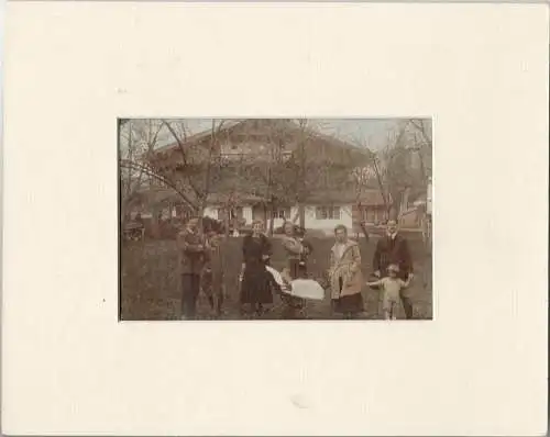 Original-Farb-Photographie, Familienphoto Lenggries, ca. 1920, im Passepartout