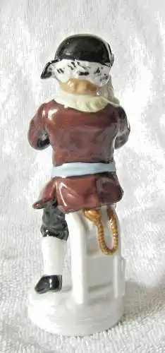 Porzellanfigur Knabe mit schwarzer Kappe, Marke ROYAL München, 11,5 cm hoch