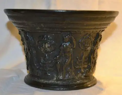 Mörser Bronze, gegossen. Auf d. geweiteten Wandung Reliefdekor,Frankreich u.1600