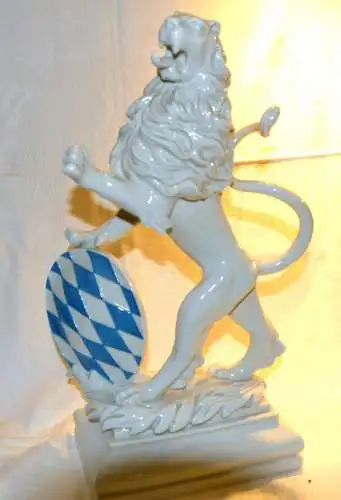 NYMPHENBURG Porzellanfigur "Bayerischer Löwe" ,groß,  H 36cm, Mod. Nr. 935