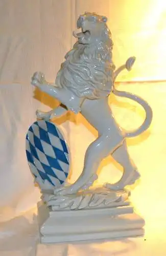 NYMPHENBURG Porzellanfigur "Bayerischer Löwe" ,groß,  H 36cm, Mod. Nr. 935