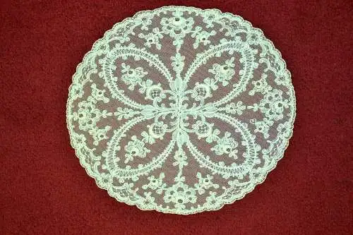 Spitzendecke, oval , 31,0 cm x 27,5 cm, wohl Plauen,19. Jhdt,unbeschädigt