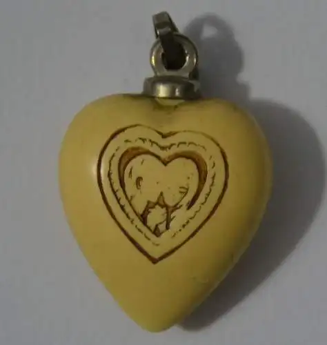 Schmuck, herzförmiger Anhänger aus Bein