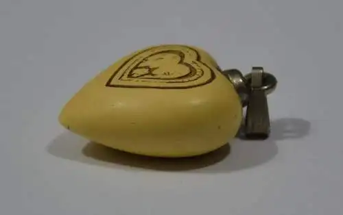 Schmuck, herzförmiger Anhänger aus Bein
