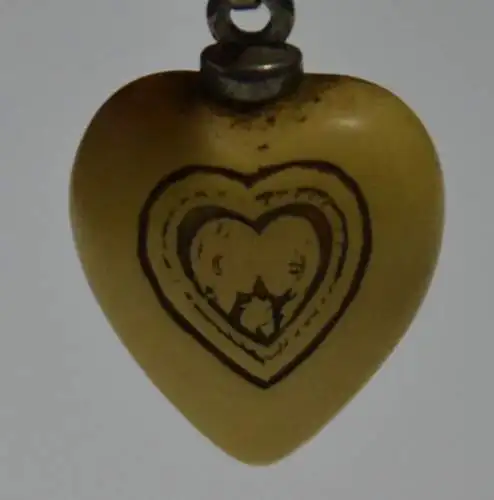 Schmuck, herzförmiger Anhänger aus Bein