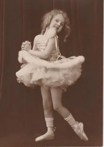 Fotografie, s/w, Hemes Studio; Newark, junge Ballett-mädchen, stehend, ca.1920