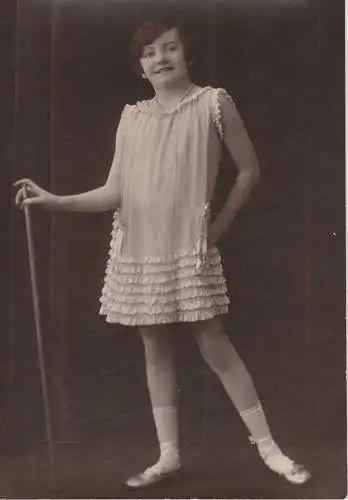 Fotografie, s/w, Hemes Studio; Newark, junge Ballett-mädchen, stehend, ca.1920