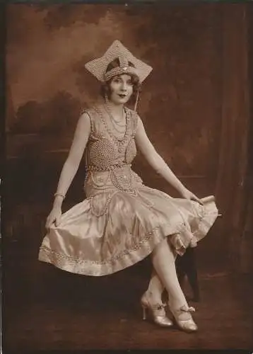 Fotografie, s/w, Hemes Studio; Newark, junge Ballett-mädchen, sitzend, ca.1920