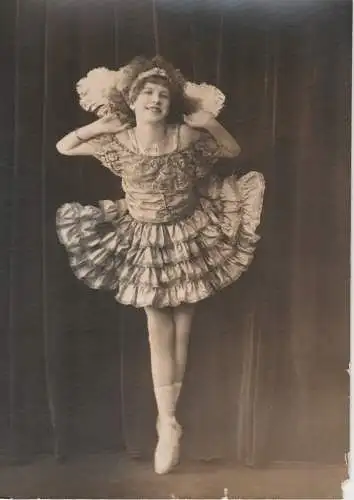 Fotografie, s/w, Hemes Studio; Newark, junge Ballett-mädchen, stehend, ca.1920