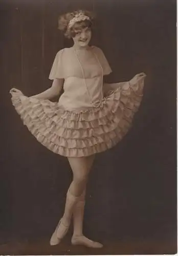 Fotografie, s/w, Hemes Studio; Newark, junge Ballett-mädchen, stehend, ca.1920