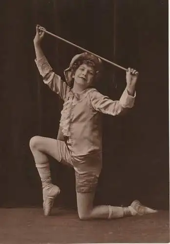 Fotografie, s/w, Hemes Studio; Newark, junge Ballett-mädchen, knieend, ca.1920