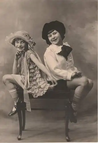 Fotografie, s/w, Hemes Studio; Newark, junge Ballett-mädchen, sitzend, ca.1920