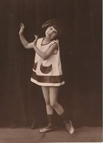 Fotografie, s/w, Hemes Studio; Newark, junge Ballett-mädchen, stehend, ca.1920