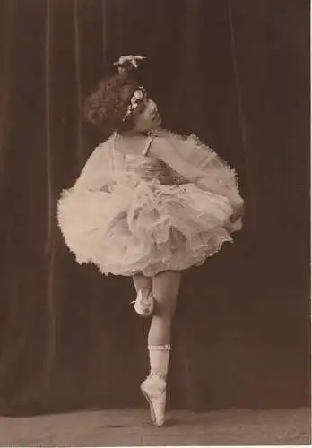 Fotografie, s/w, Hemes Studio; Newark, junge Ballett-mädchen, stehend, ca.1920