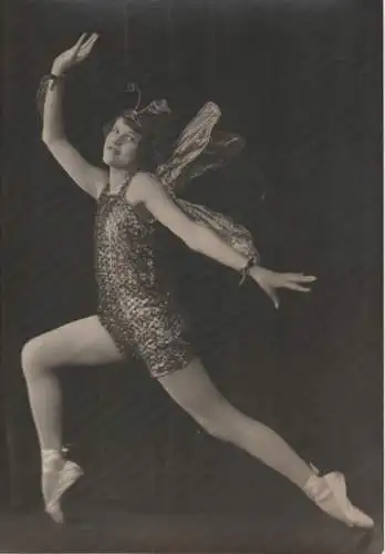 Fotografie, s/w, Hemes Studio; Newark, junge Ballett-mädchen, stehend, ca.1920