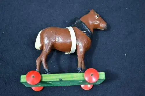  2 Pferde, handbemalt, Pappmachee, auf Holzplattform mit Rädern, etwa 1940