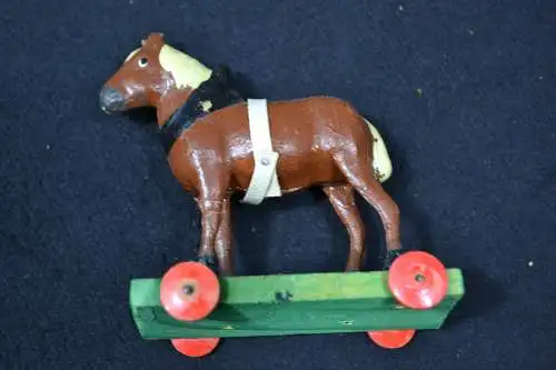  2 Pferde, handbemalt, Pappmachee, auf Holzplattform mit Rädern, etwa 1940