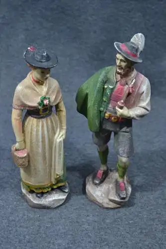 Holzschnitzerei, Oberammergau, Tegernseer Trachtenpaar, polychrom gefaßt, 