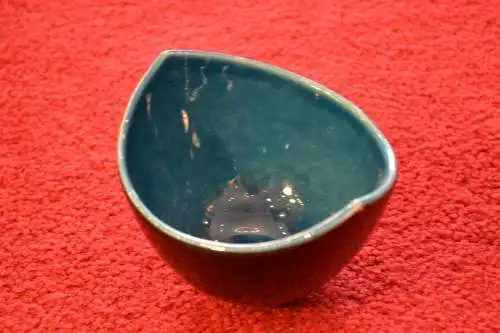 Schale, Keramik, klein, oval, ca 11 cm Durchmesser, innen blau, außen schwarz