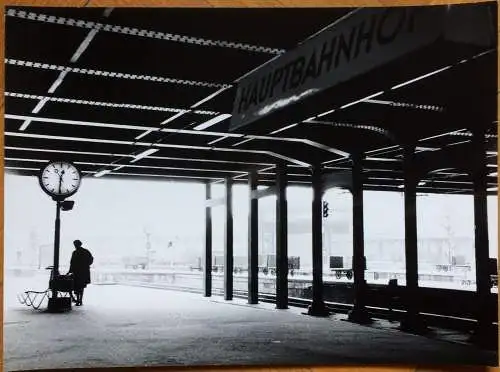 Photographie Szene im Hauptbahnhof, 1960er Jahre, wohl von Heidrun Reindl-Keller