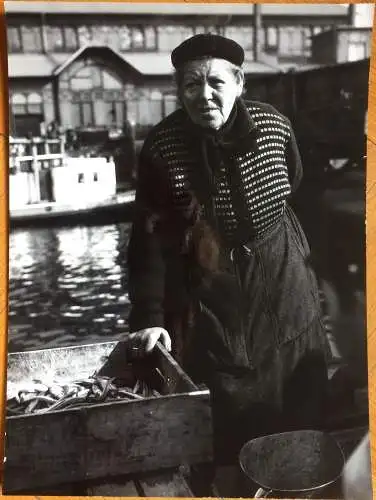 Photographie Portrait einer Arbeiterin im Hafen, wohl von Heidrun Reindl-Keller