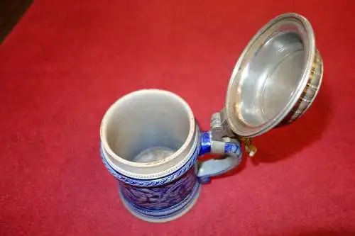 Zwei Bierkrüge,Steingut,blau-grau,Salzglasur,Zinndeckel,1900,reich ornamentiert