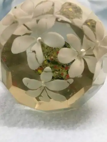 Paperweight, Weiße Blumen, 538 Gramm, 20 Jhdt.