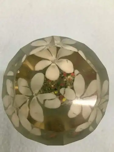 Paperweight, Weiße Blumen, 538 Gramm, 20 Jhdt.