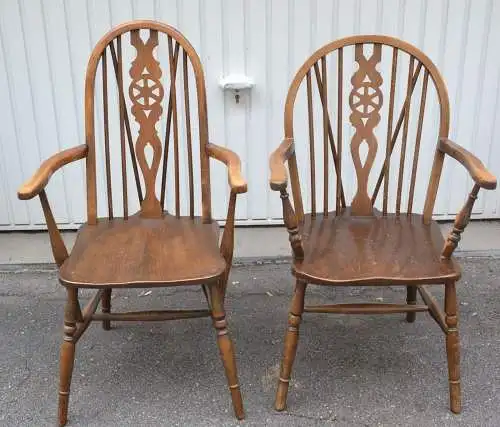 Möbel,Mobiliar, Zwei Windsorsessel, aus Eichenholz, ca 1830