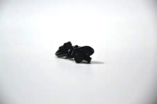 Trauerschmuck, Brosche,in der Form einer Smoking Fliege, schwarzes Glas