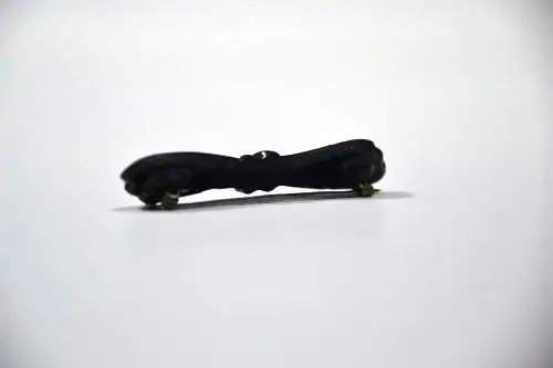 Trauerschmuck, Brosche,in der Form einer Smoking Fliege, schwarzes Glas